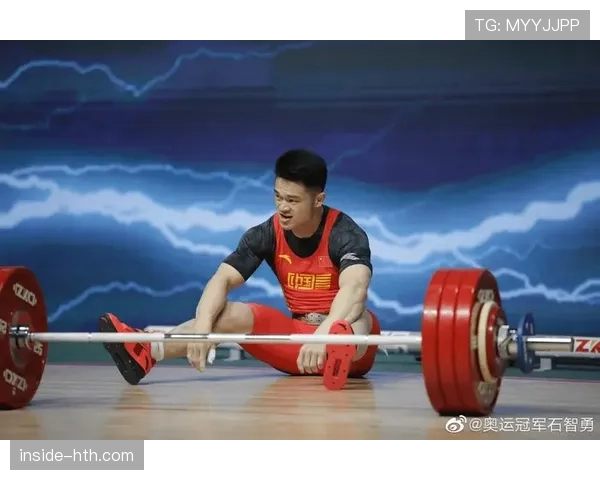 石智勇训练完直接拎两箱红牛走人，这喝法是拿金牌当糖嗑？